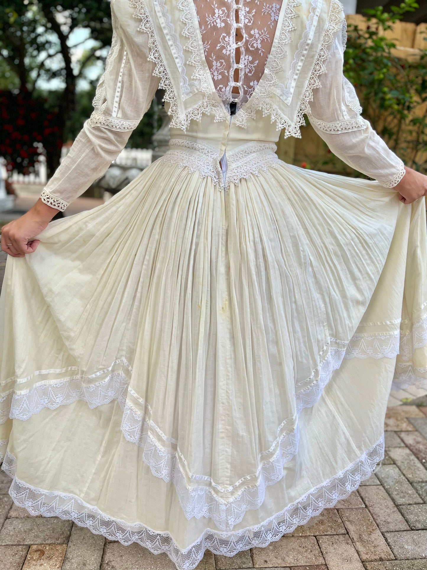 Vintage Gown Wedding Dress Cotton Lace Pearl Buttons Sweet Harvest Farms Everetts Place: Online Boutique