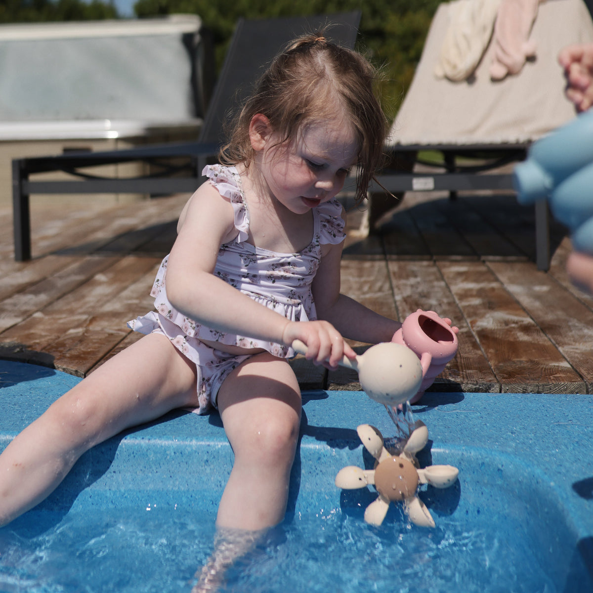 Plastic Water Wheel Bath Toy by Mushie