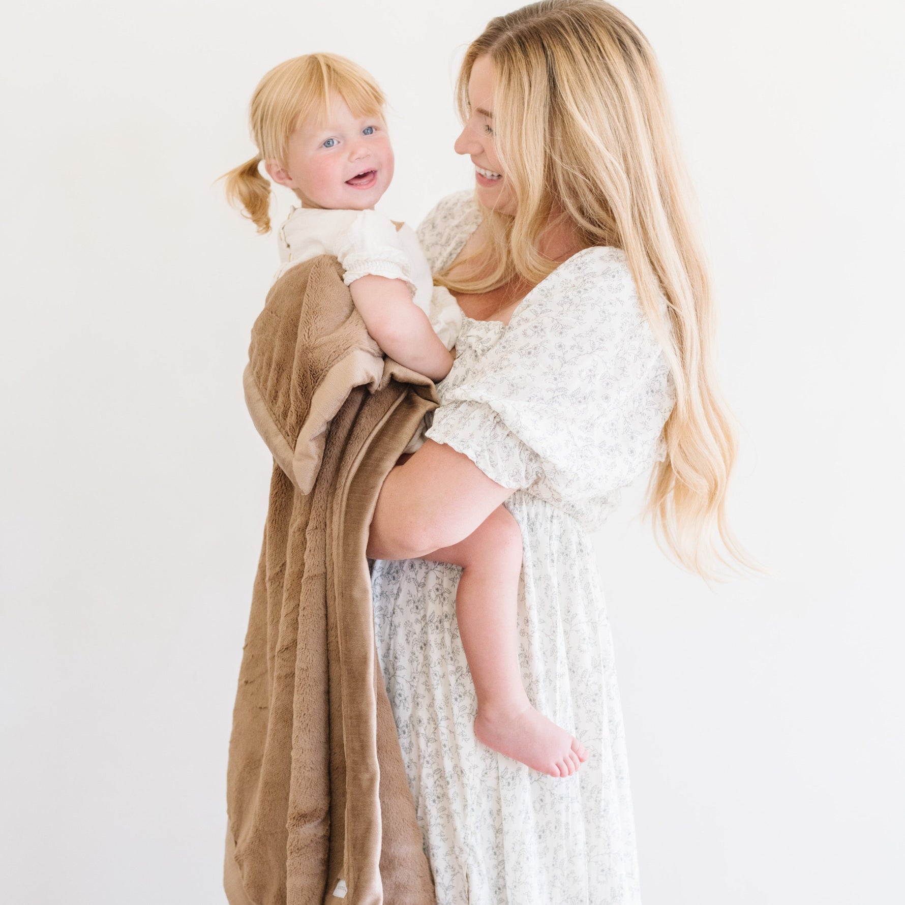 Saranoni Lush Toddler Blanket, ultra-soft and plush.