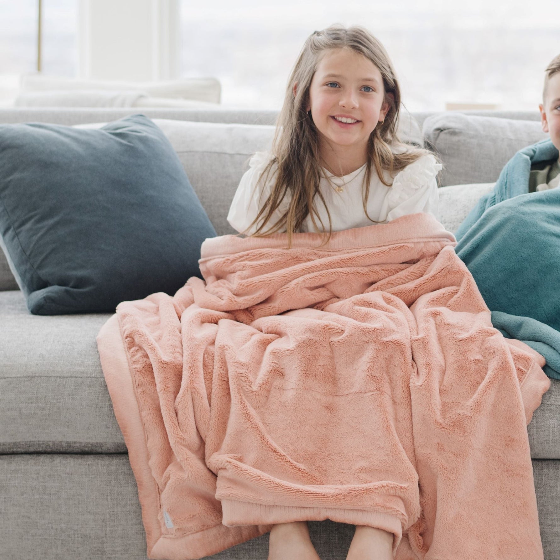 Saranoni lush toddler blanket, ultra-soft and cozy.