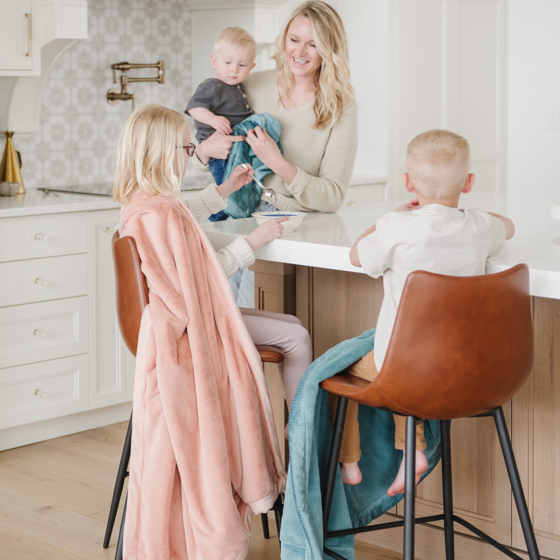 Saranoni Lush Toddler Blanket, incredibly soft and plush.