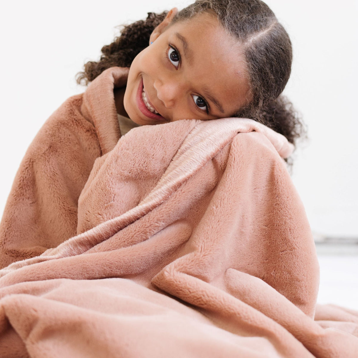 Saranoni Lush Toddler Blanket, ultra-soft and plush for cozy comfort.