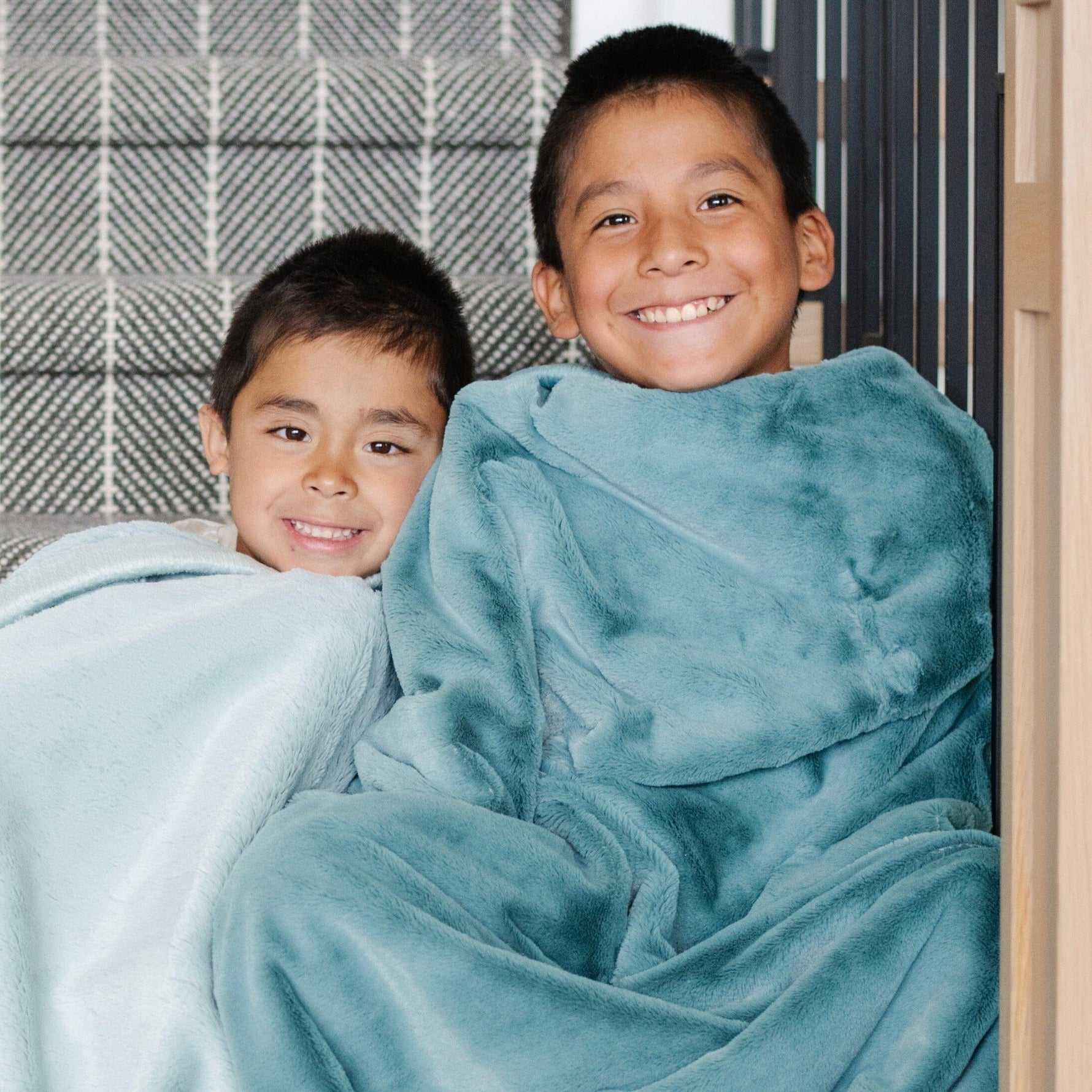 Saranoni LUSH TODDLER BLANKET, incredibly soft, plush, and cozy for toddlers.