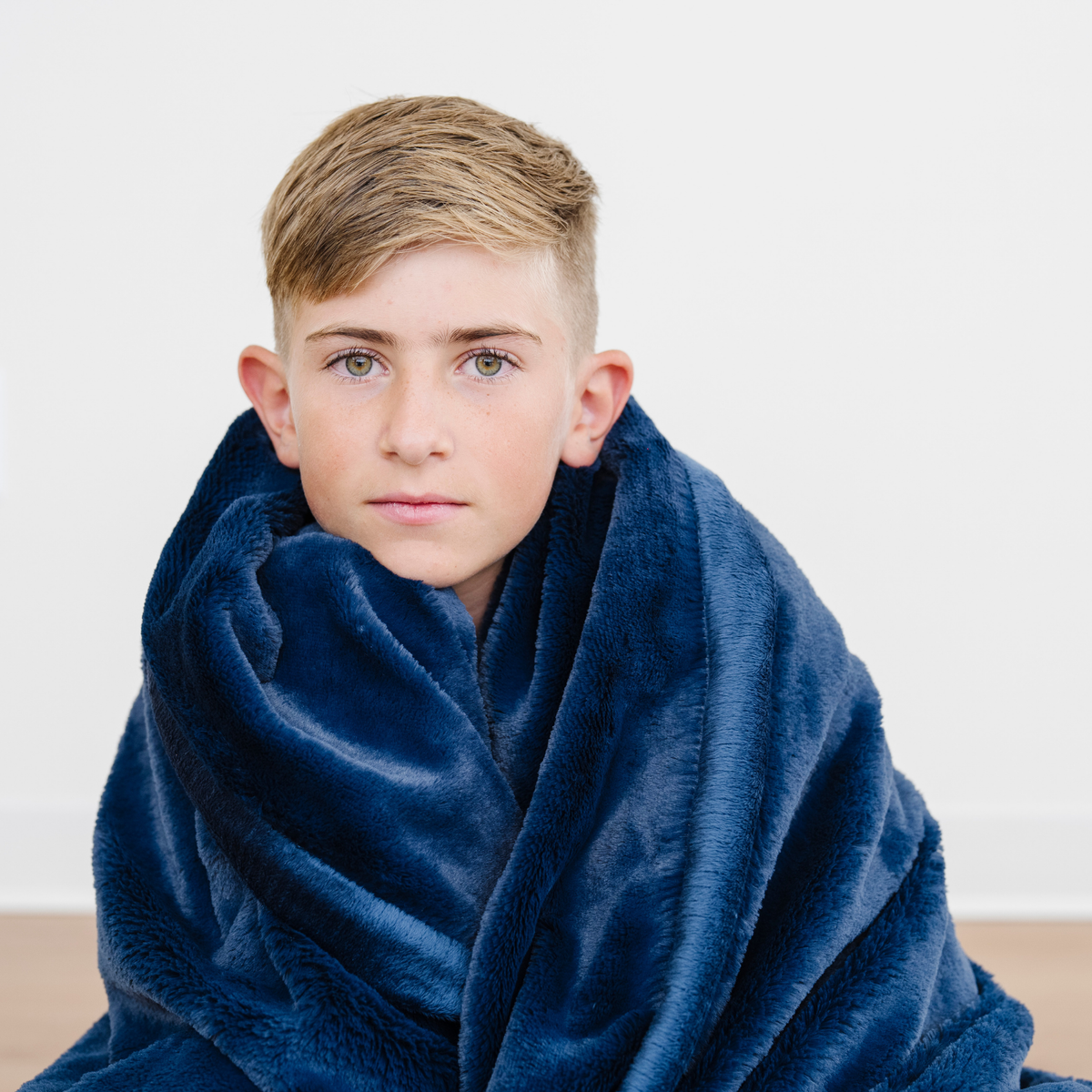 Saranoni lush toddler blanket, ultra-soft and plush for cozy comfort.