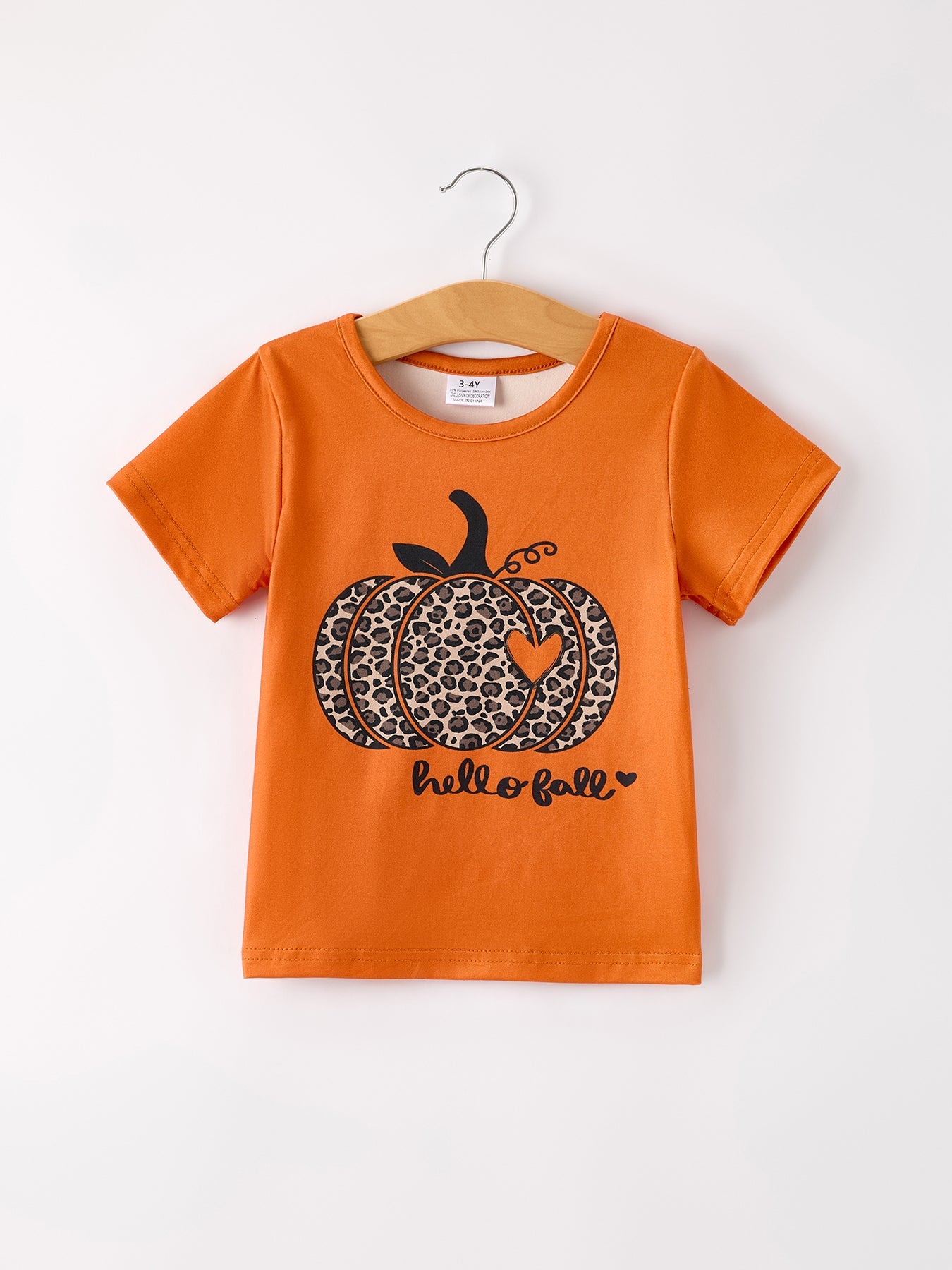 Short sleeve O-neck t-shirt in a tan and brown leopard print