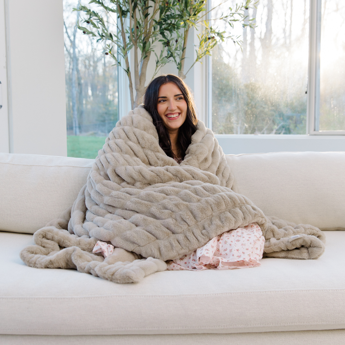 Saranoni Double Ruched Faux Fur Throw Blanket, plush, cozy, elegant.