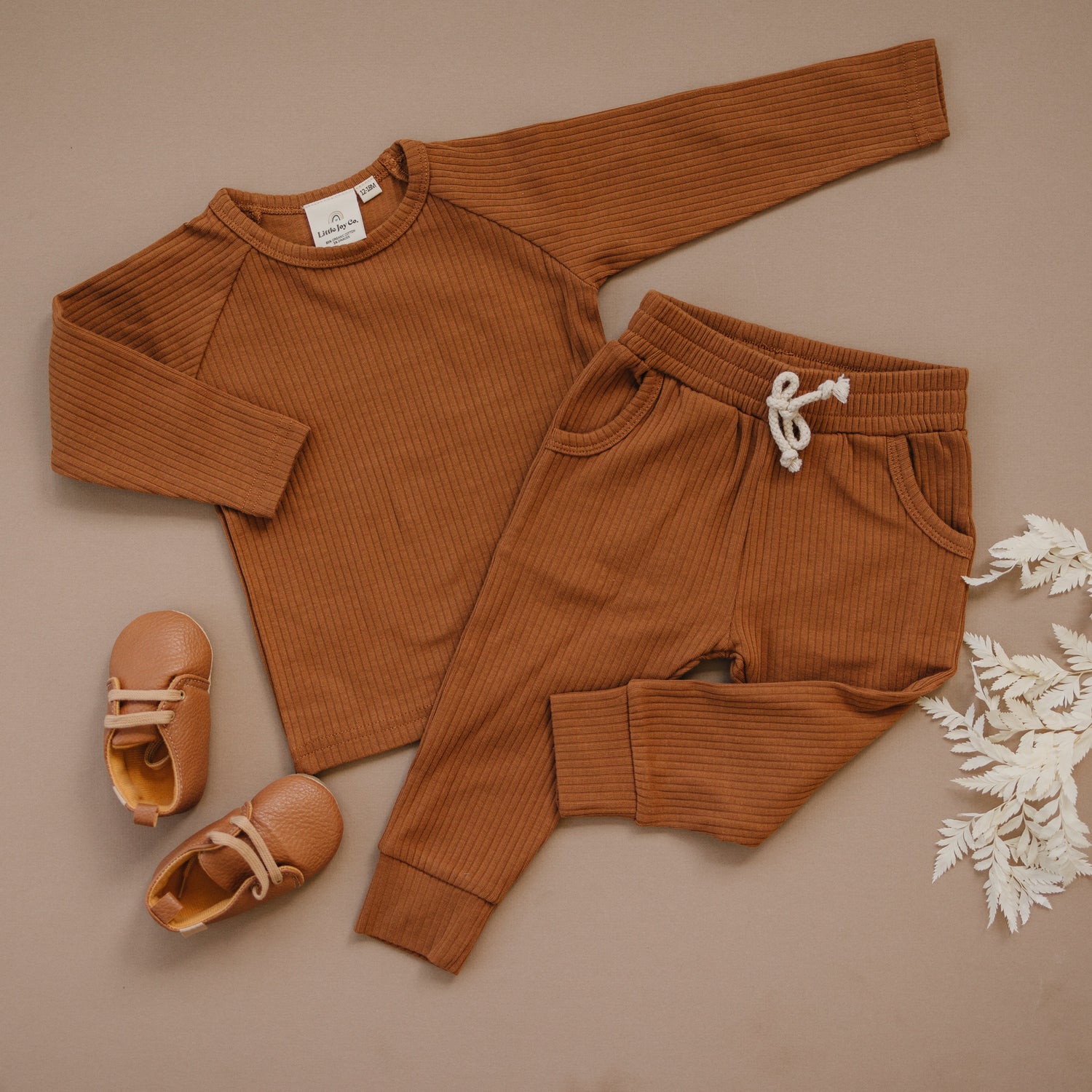 Ribbed two-piece set with a matching shirt and pants in organic cotton.