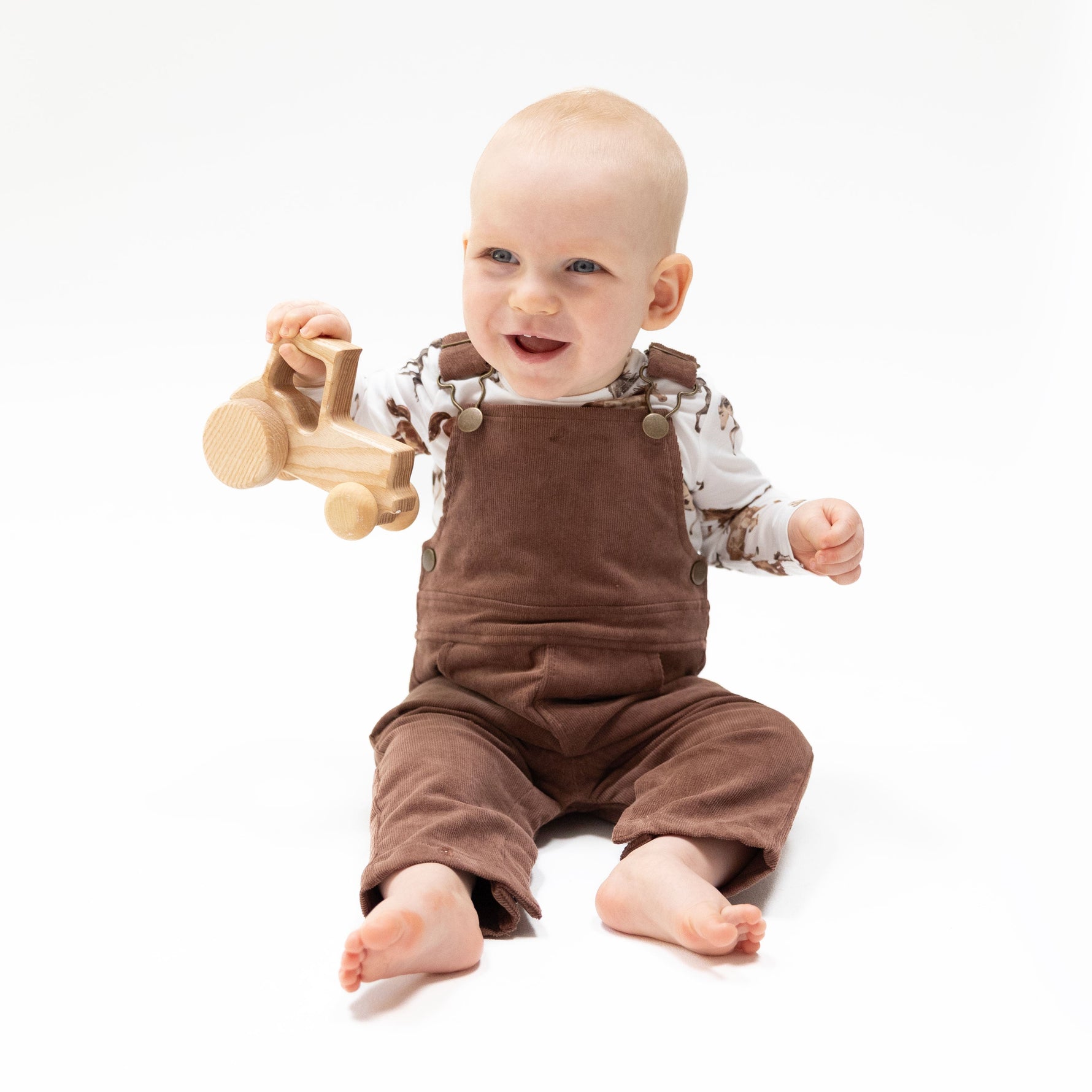 Baby overalls in beaver brown corduroy with adjustable shoulder straps, front bib pocket and side pockets