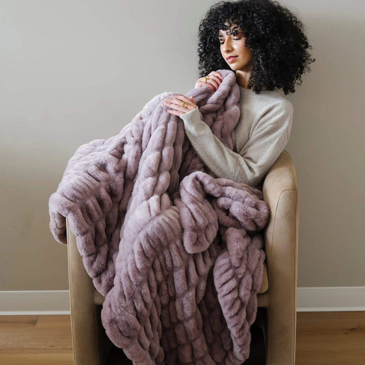 DOUBLE RUCHED FAUX FUR XL THROW BLANKETS Saranoni 