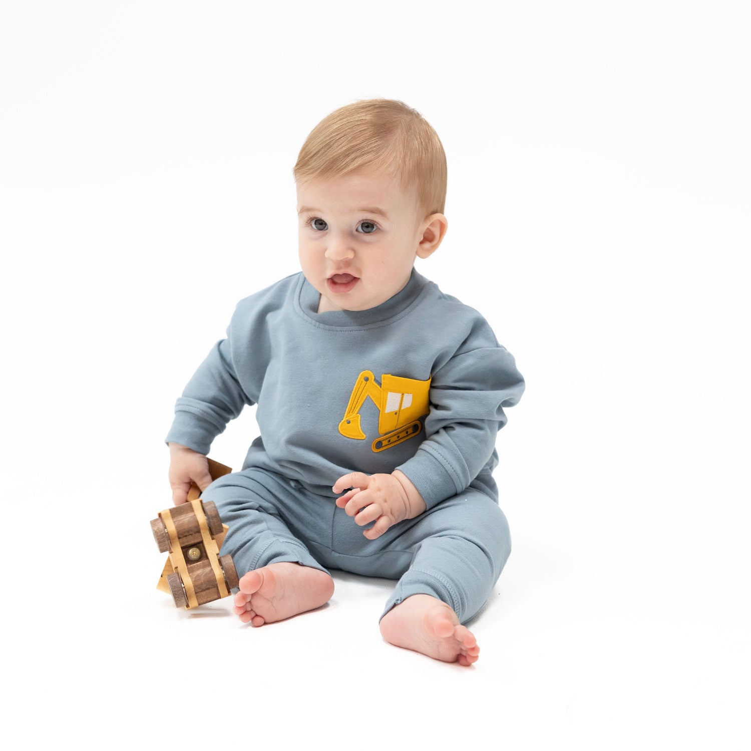 Drop sleeve sweatshirt in organic French terry with a construction digger applique pocket on the front