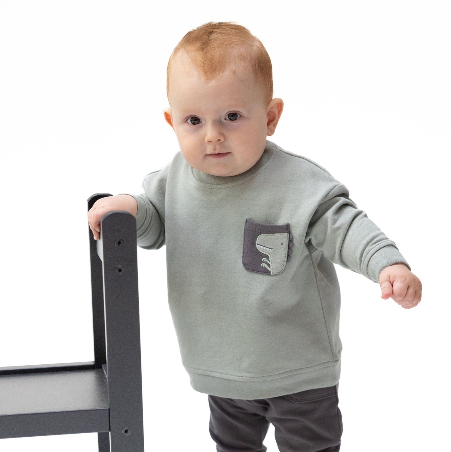 Drop sleeve sweatshirt in organic French terry with a dinosaur applique that doubles as a front pocket.