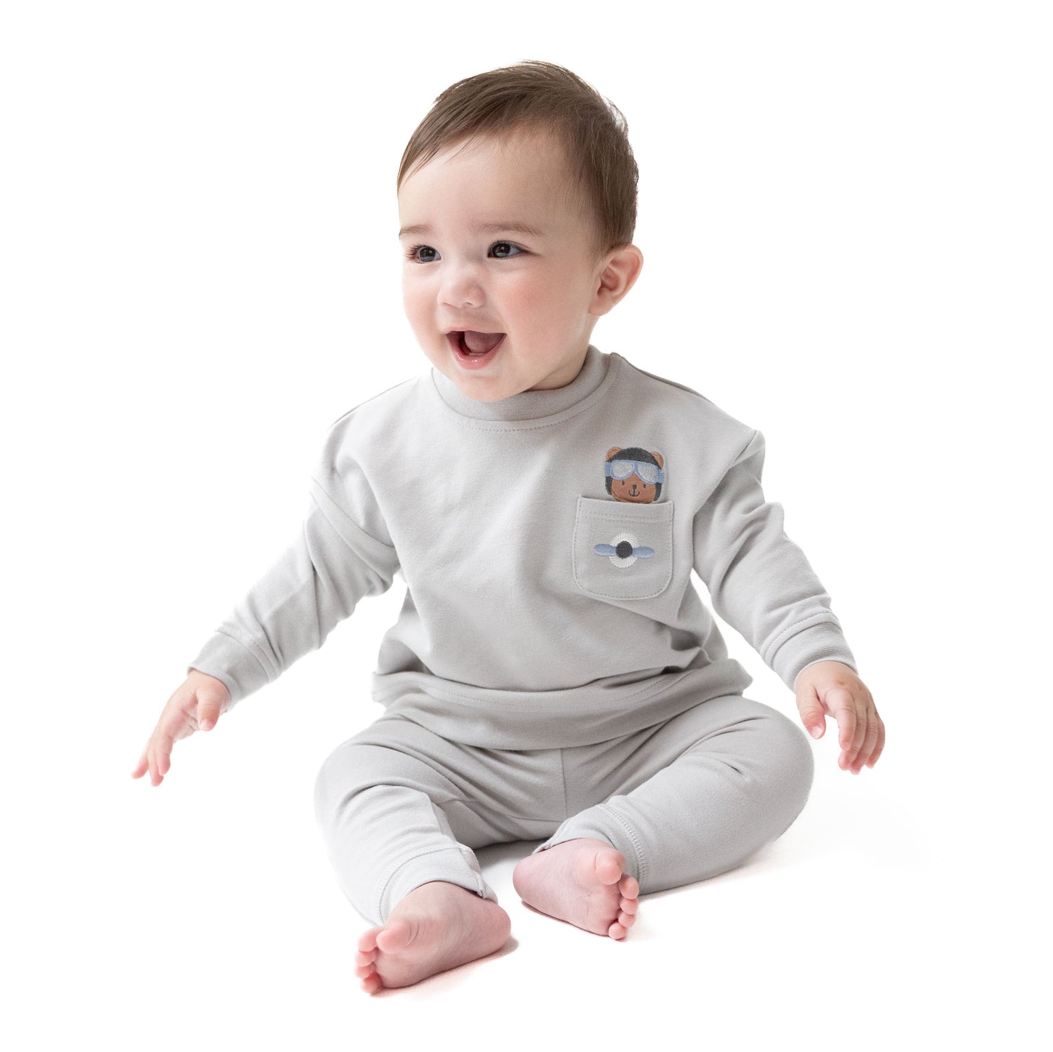 Drop sleeve sweatshirt in organic French terry with a bear airplane pilot applique pocket on the front