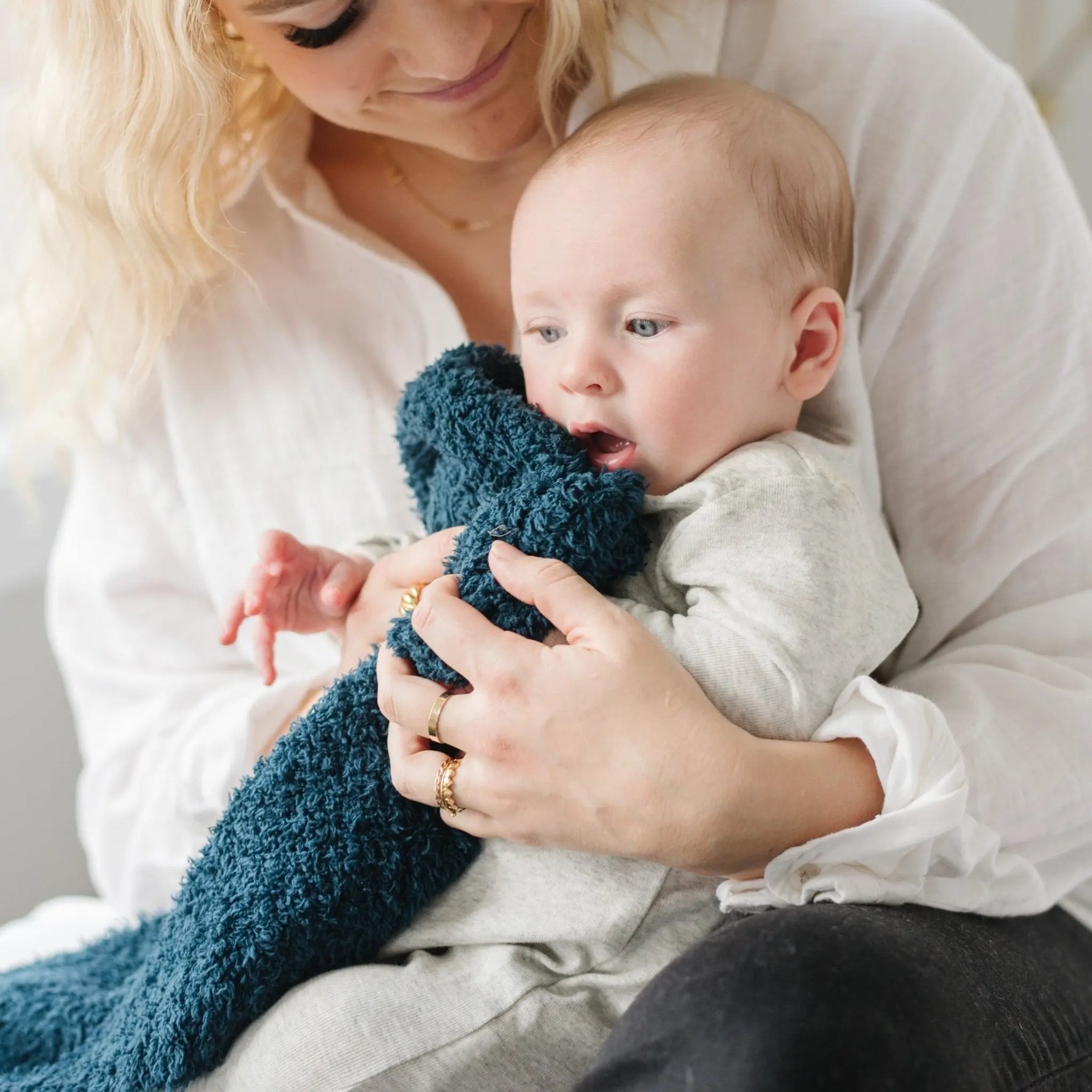 Bamboni Mini Blankets Saranoni Cloud Soft Packable Blanket Saranoni Everetts Place Boutique