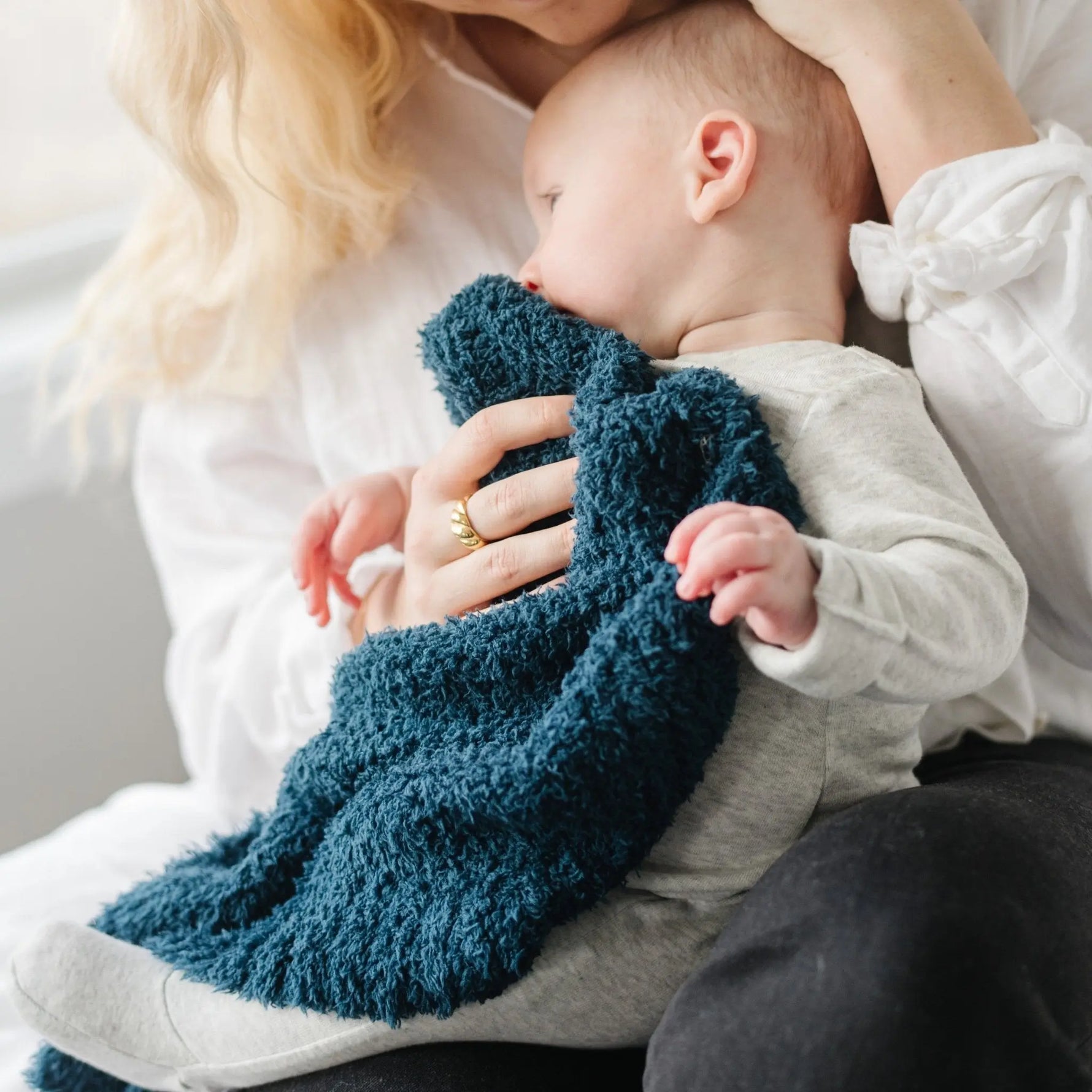 Bamboni Mini Blankets Saranoni Cloud Soft Packable Blanket Saranoni Everetts Place Boutique