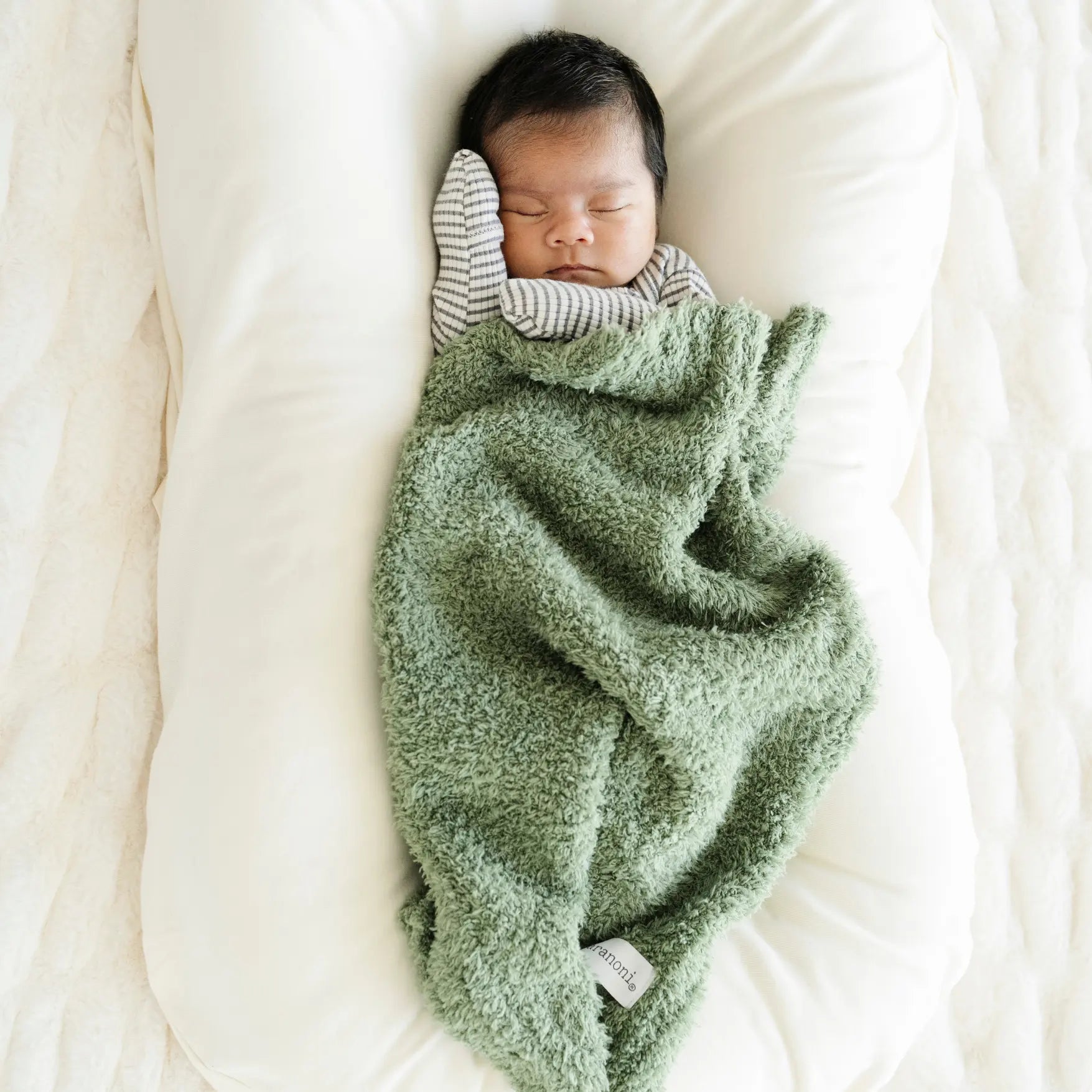 Bamboni Mini Blankets Saranoni Cloud Soft Packable Blanket Saranoni Everetts Place Boutique 25.00