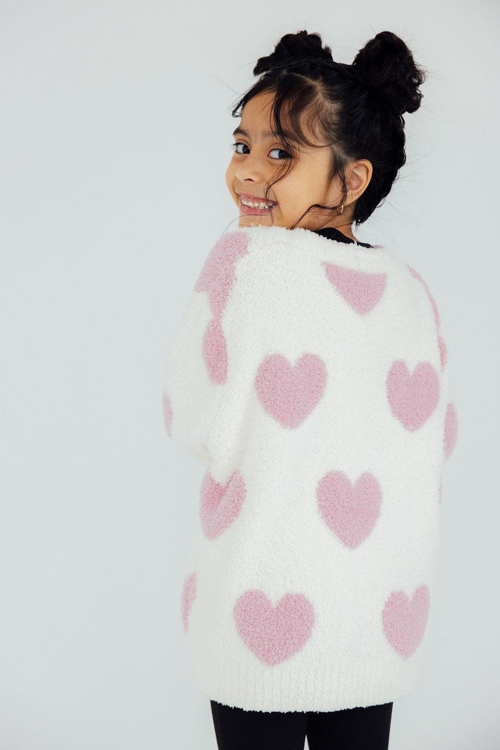 Cozy cardigan in coconut with a light pink heart pattern and an oversized fit