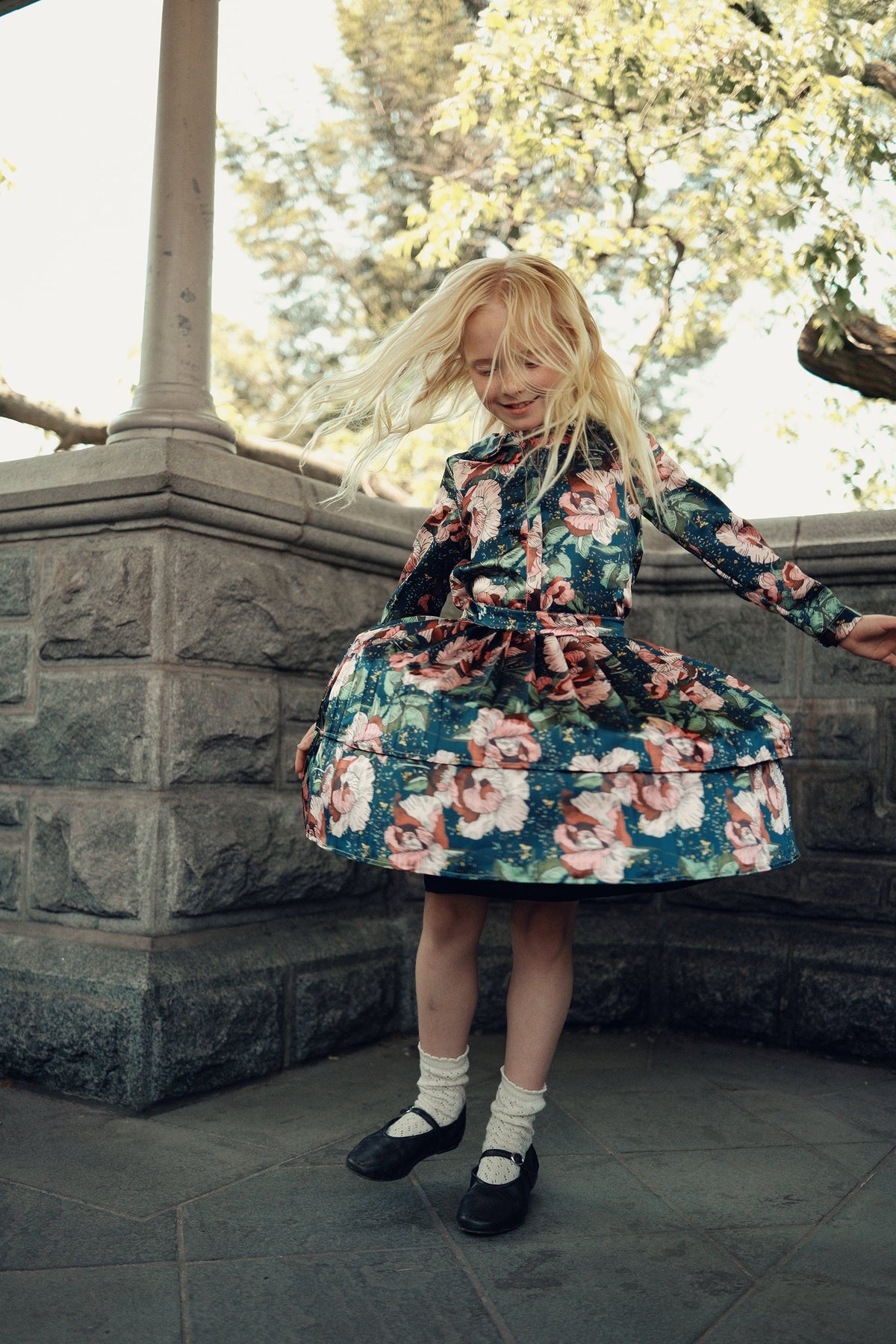 Navy floral print pleated silk skirt with a pearlized logo detail