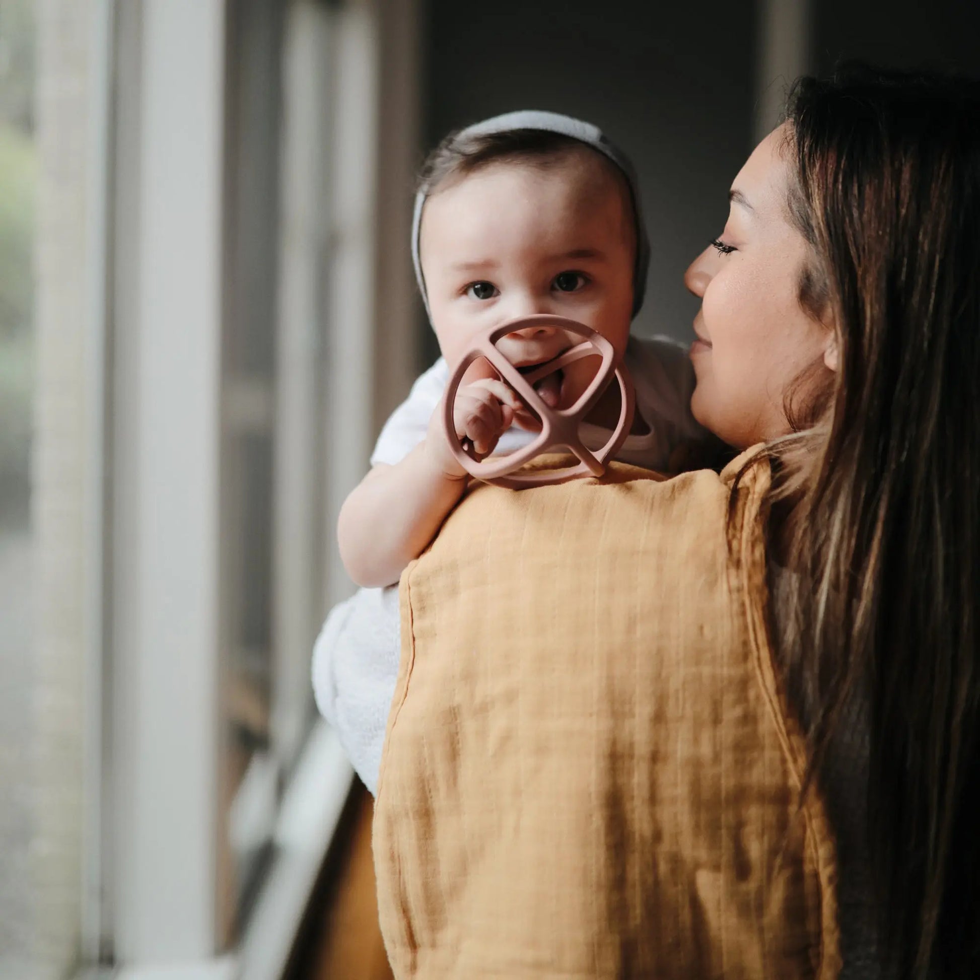 Ball Teether Made from Non-Toxic Food Grade Silicone for Babies Mushie