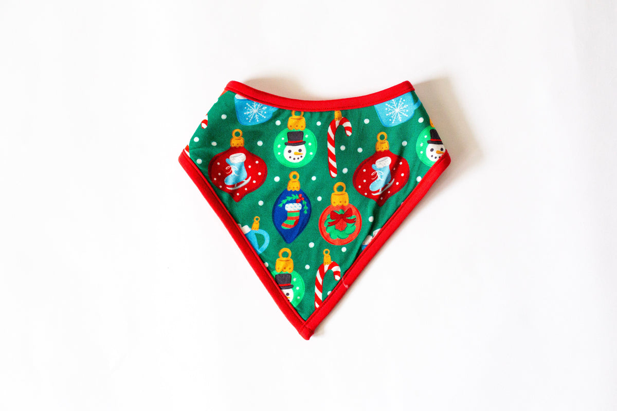 My First Christmas Bib by Rayn’s Tiny Stitches