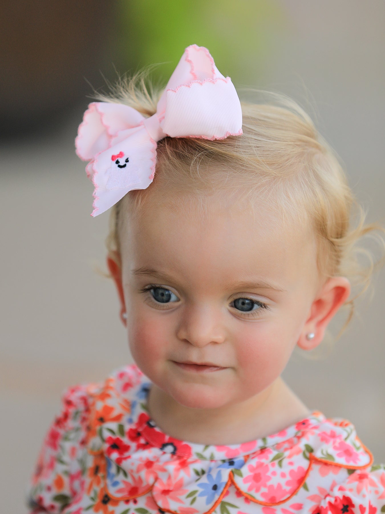 Hairpin with a white ghost design and a bow on top for Halloween
