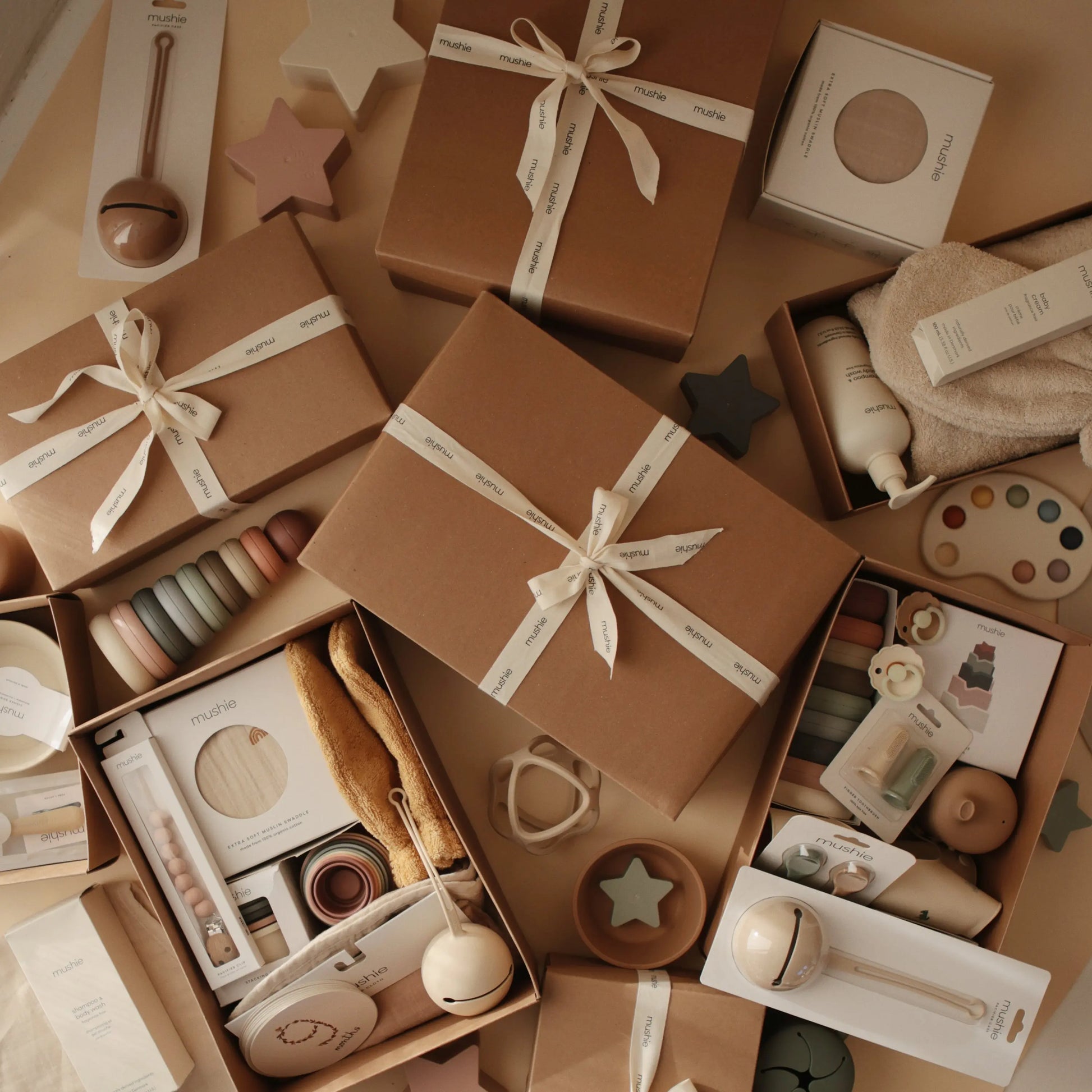 Mealtime Gift Set 3 with Dinnerware Essentials for New Parents Mushie