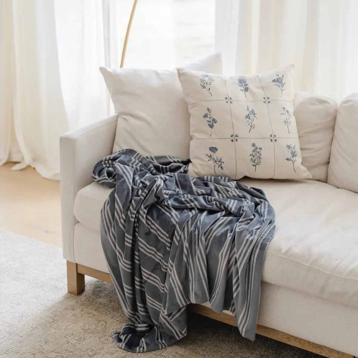 Minky Stretch XL Throw Blanket Saranoni Cozy Swaddle Saranoni Everetts Place Boutique