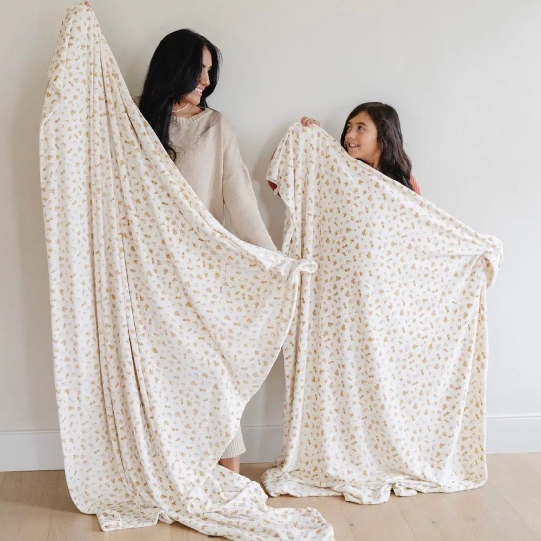Minky Stretch XL Throw Blanket Saranoni Cozy Swaddle Saranoni Everetts Place Boutique