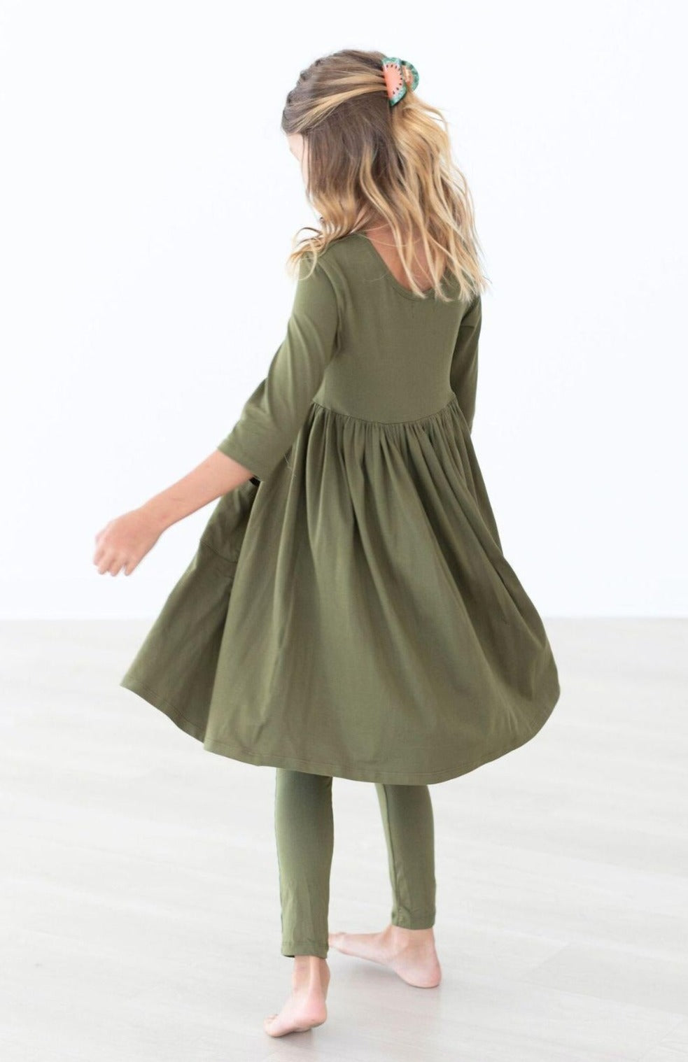 Mila & Rose organic olive cotton baby leggings.