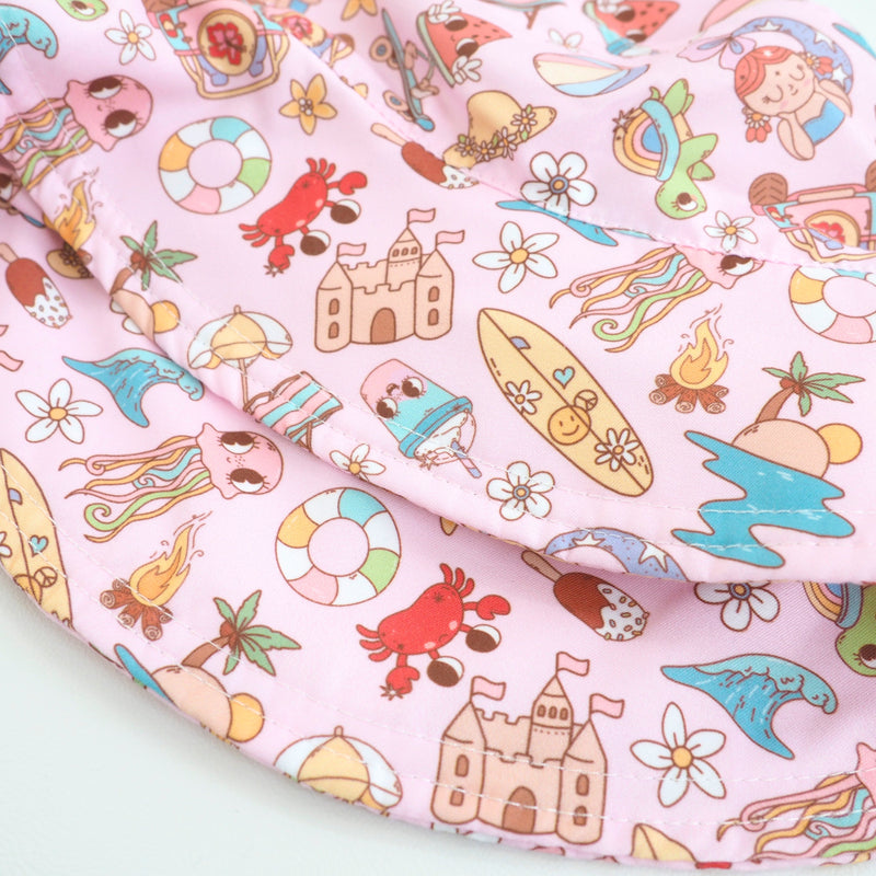 Baby & kids sun hat with colorful summer-themed print, featuring castles, surfboards, crabs, and more.