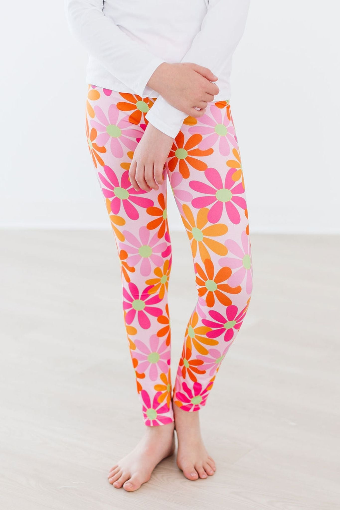 Mila & Rose Retro Daisies organic baby leggings, white with yellow flowers.
