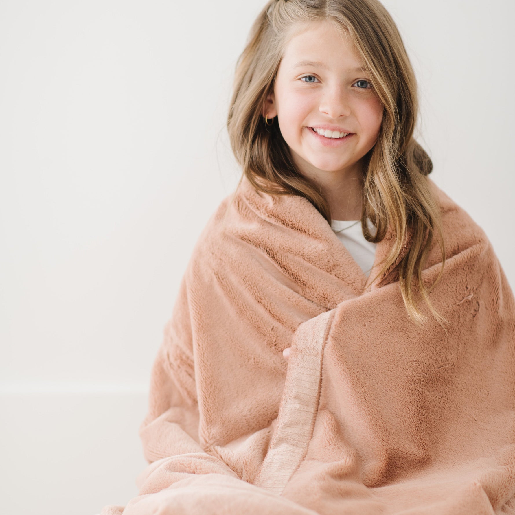 Saranoni lush toddler blanket, sumptuously soft for baby's comfort.