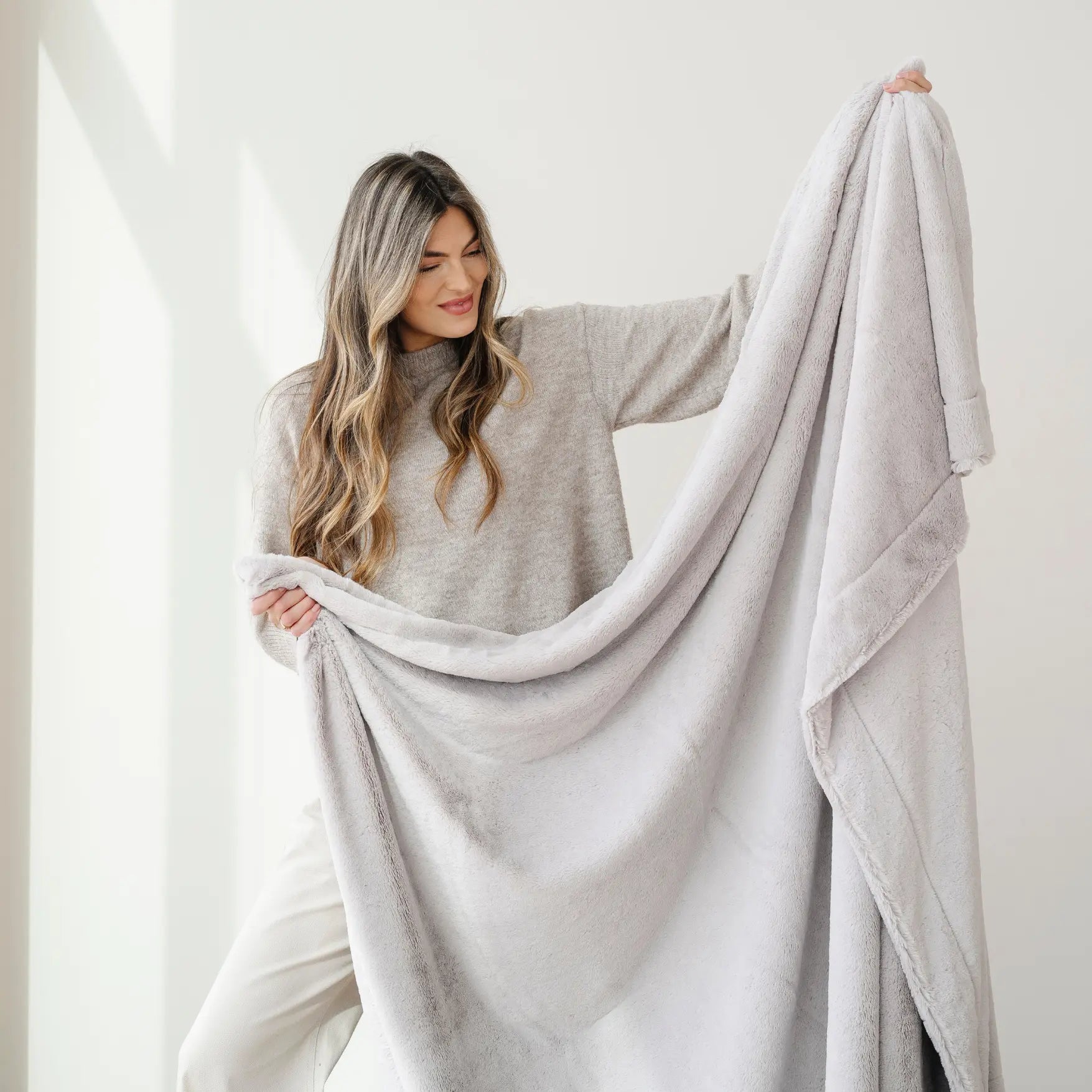 Saranoni Lush Home Throw Blanket Premium Soft Cozy XL Saranoni Everetts Place Boutique