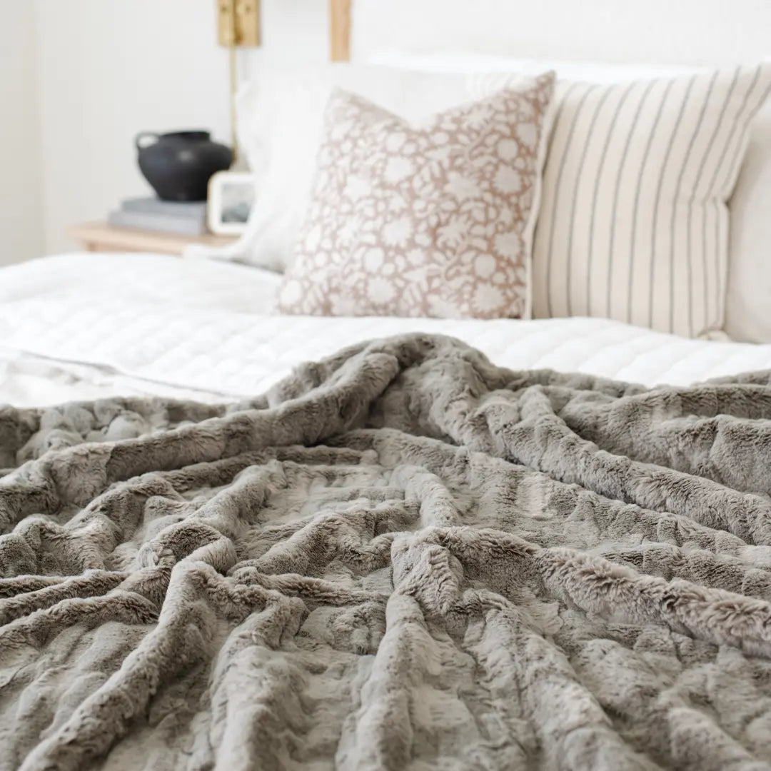 Saranoni Patterned Faux Fur XL Luxurious Throw Blankets Saranoni Everetts Place Boutique