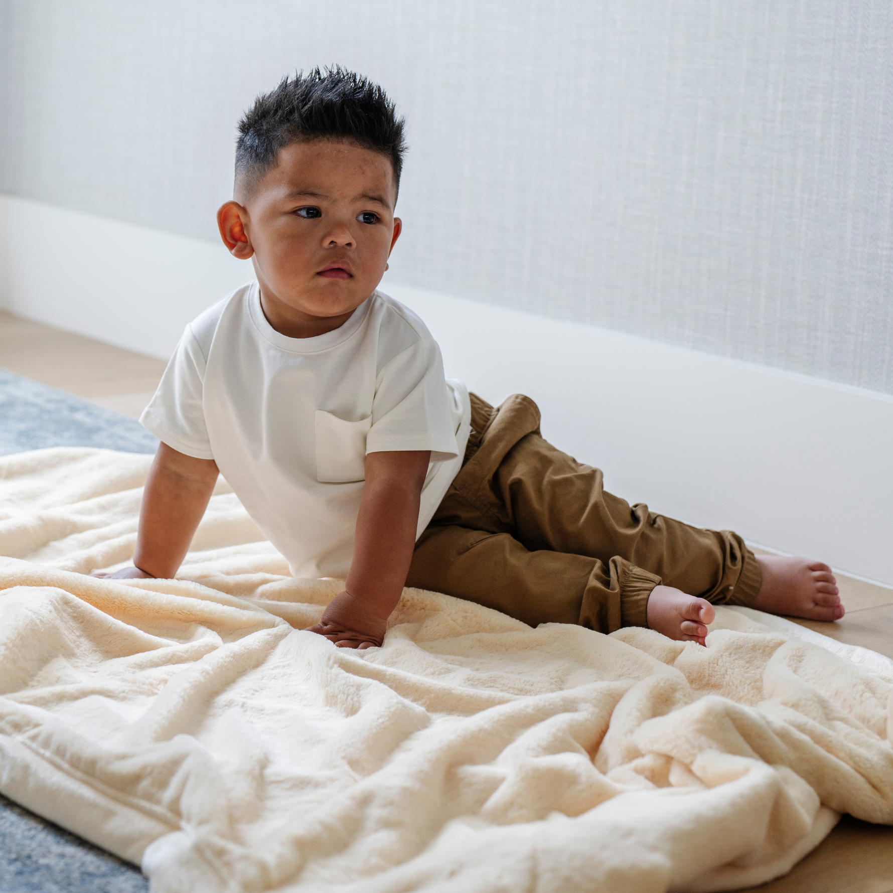 Saranoni lush toddler blanket, ultra-soft and plush for cozy comfort.