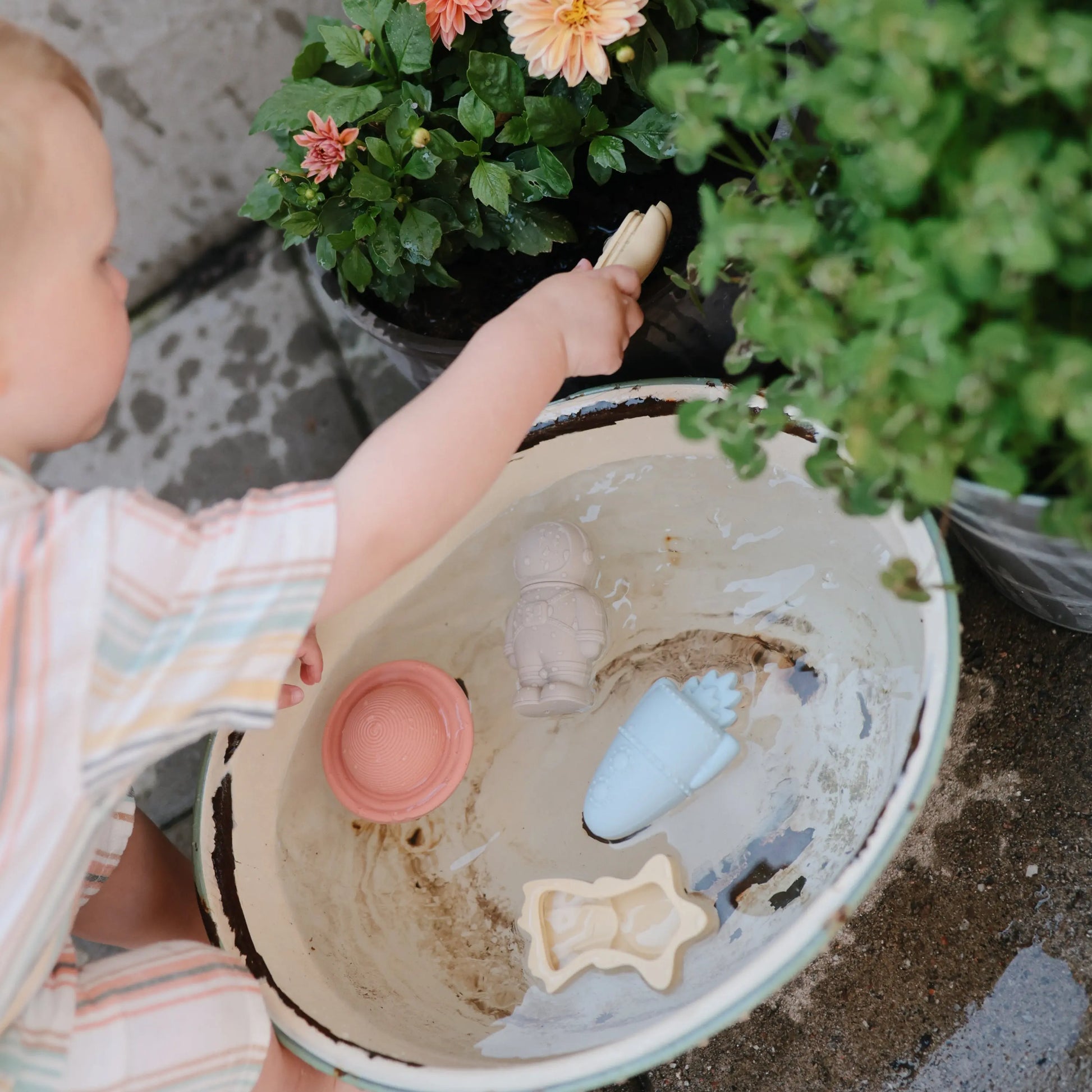 Space Mold Free Bath Play Set with Planet Astronaut Rocket Ship and Shooting Star Mushie