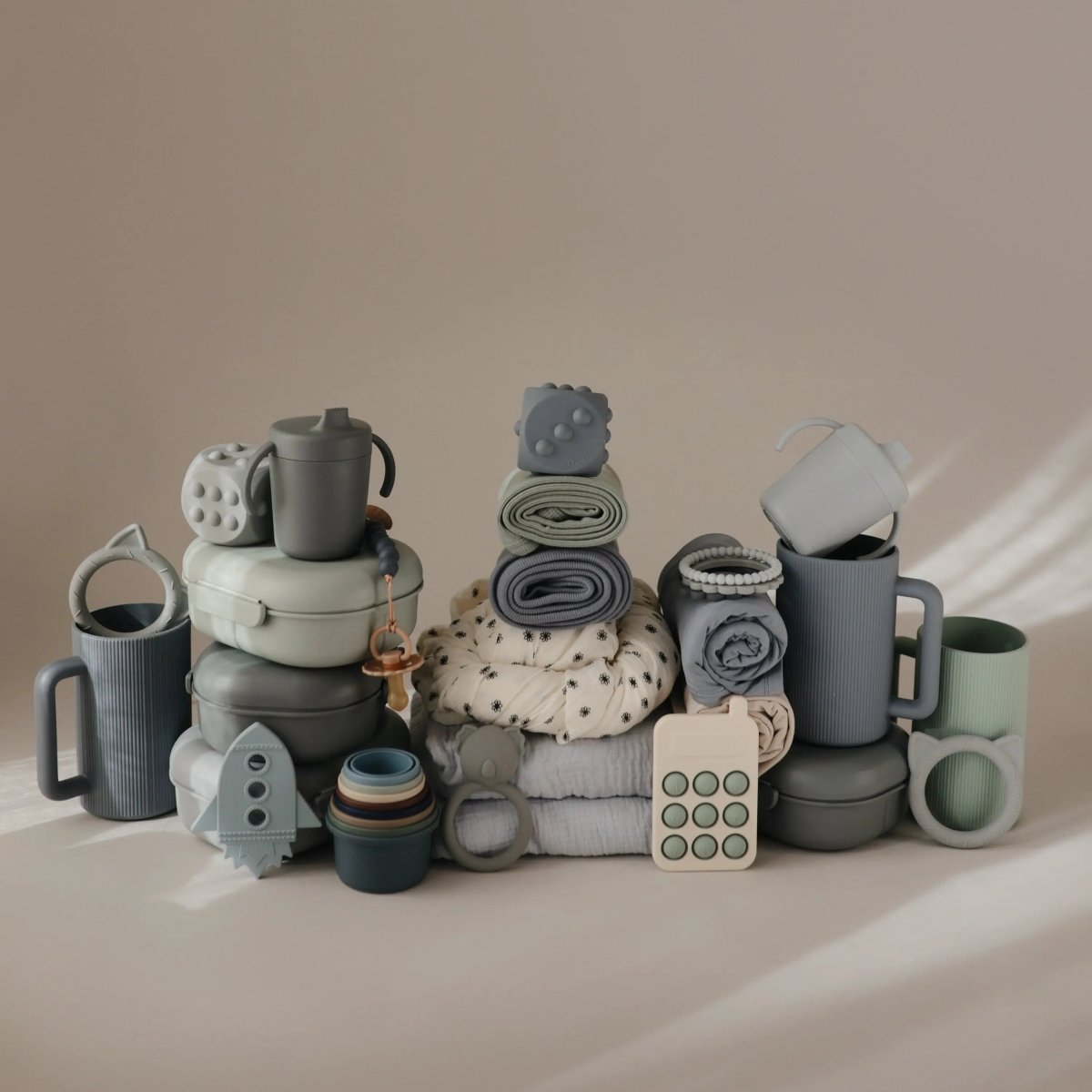 Mushie BPA Free Plastic Lunchbox with Built In Compartments and Locking Utensils - 