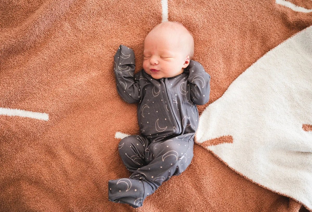 Harp Angel Boutique Cozy Plush Knit Blanket with Reversible Arrow Design for Baby Nursery - 