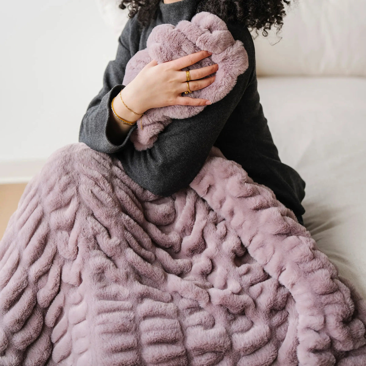 DOUBLE RUCHED FAUX FUR THROW BLANKETS Saranoni 