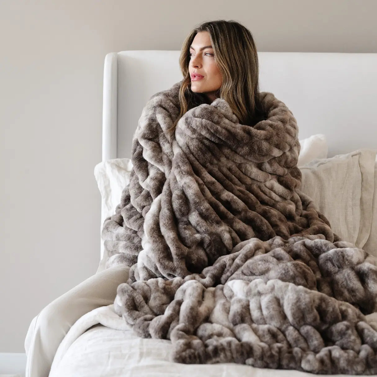 DOUBLE RUCHED FAUX FUR THROW BLANKETS Saranoni 