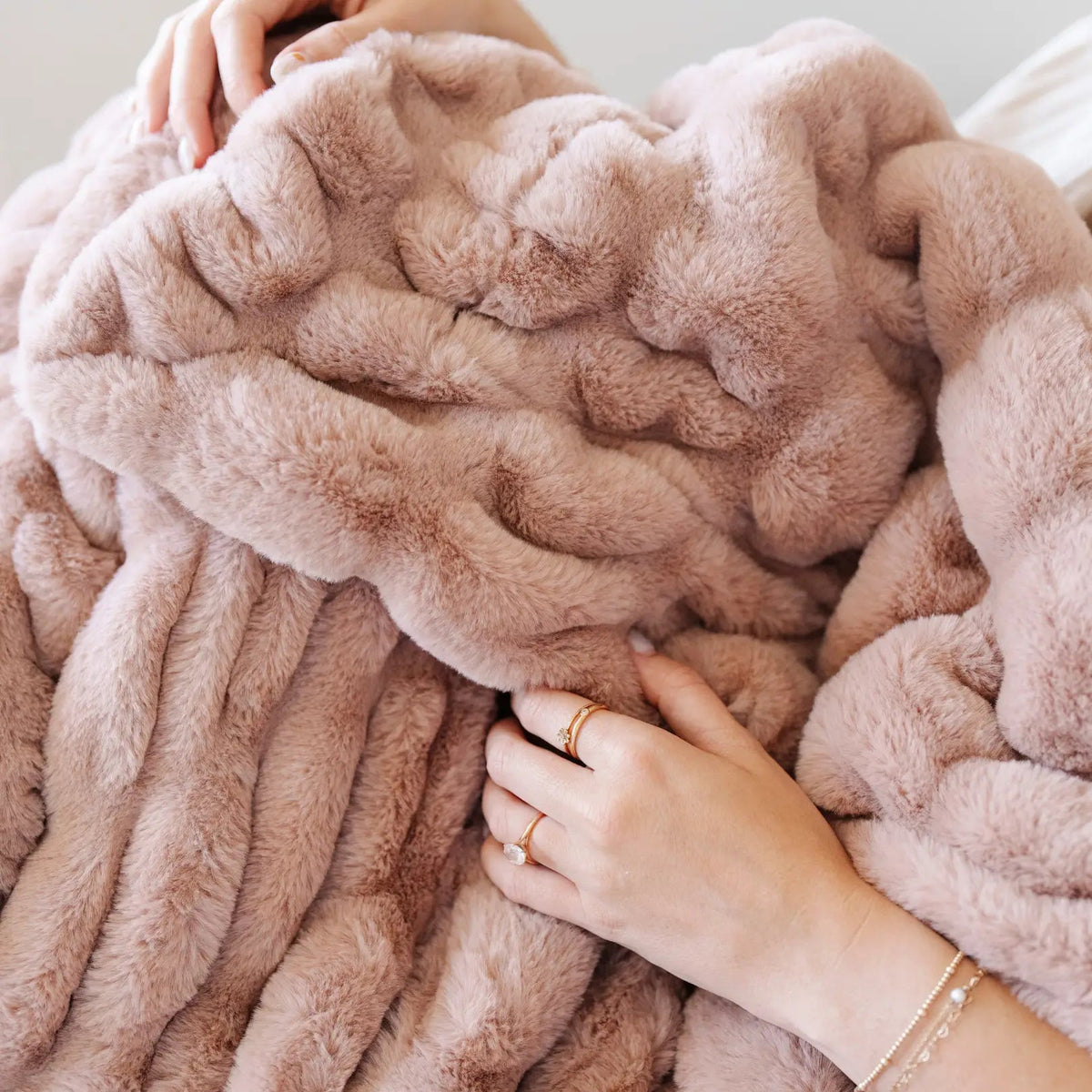 DOUBLE RUCHED FAUX FUR THROW BLANKETS Saranoni 