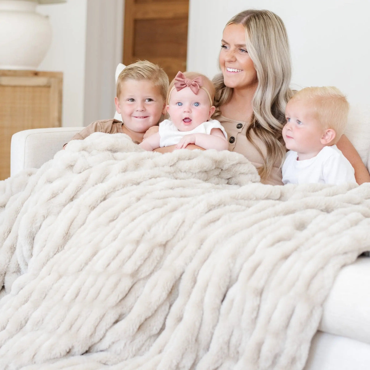 DOUBLE RUCHED FAUX FUR XL THROW BLANKETS Saranoni 