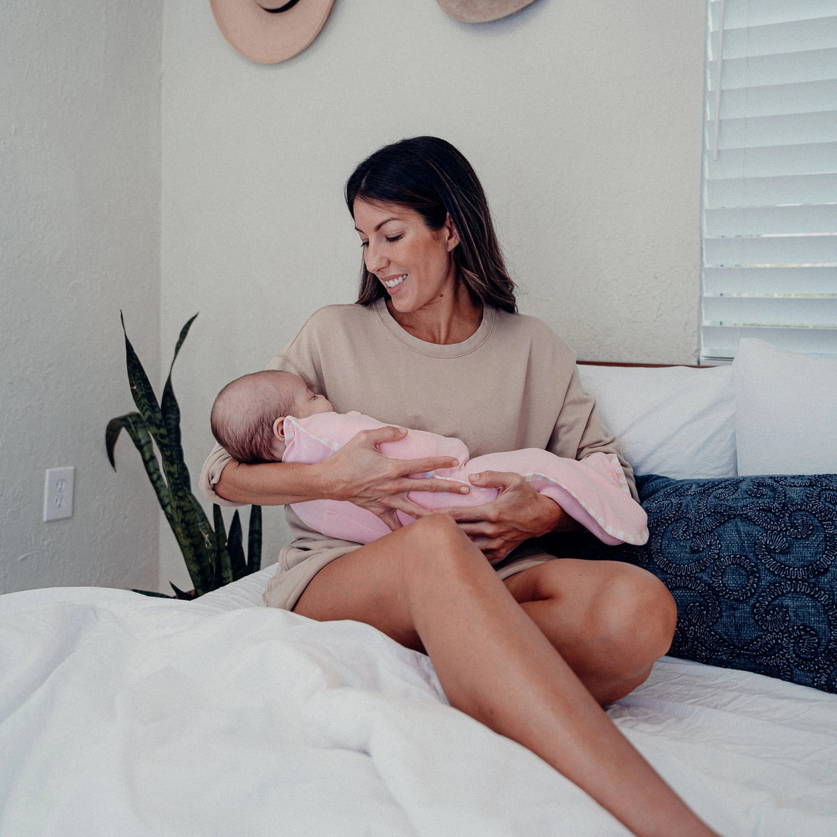 Comfy Cubs Easy Zipper Swaddle Blankets in Pink - 