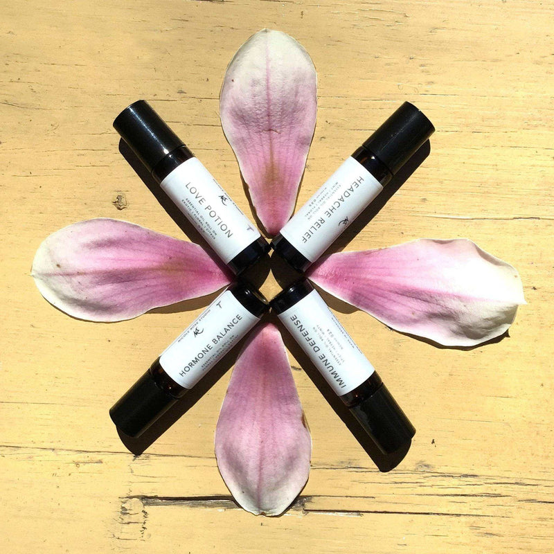 Essential Oil Roll On with floral and citrus aroma, featuring Ylang-ylang, Lemon, Orange, Lavender, and Sweet almond oil, ideal for pressure points.