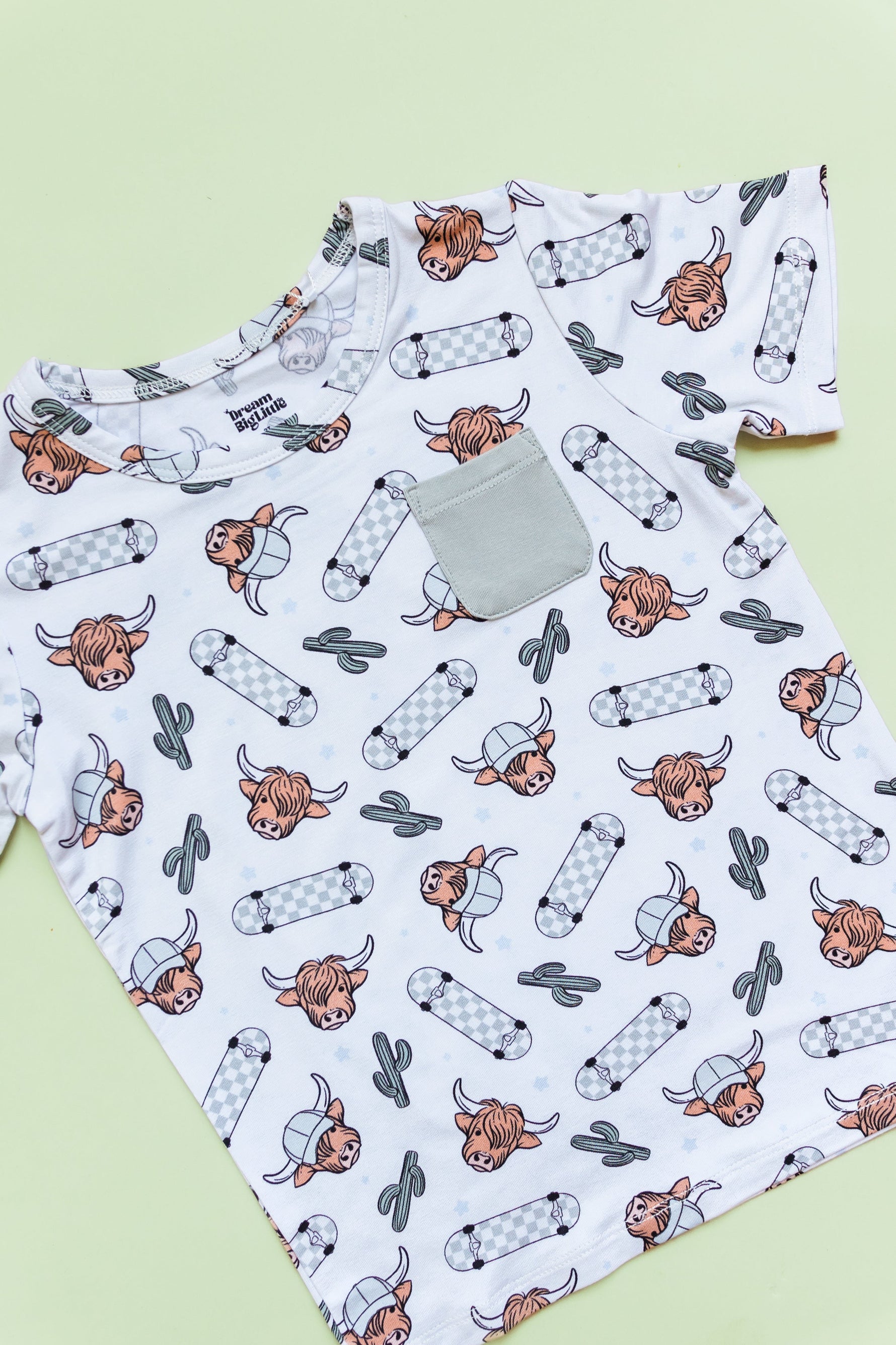 DREAM BIG LITTLE CO EXCLUSIVE MOO - VING FAST DREAM POCKET TEEEveretts Place
