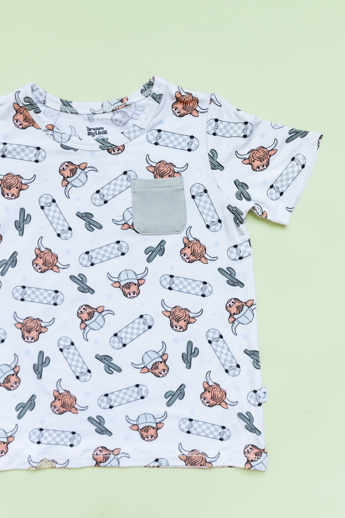 DREAM BIG LITTLE CO EXCLUSIVE MOO - VING FAST DREAM POCKET TEEEveretts Place