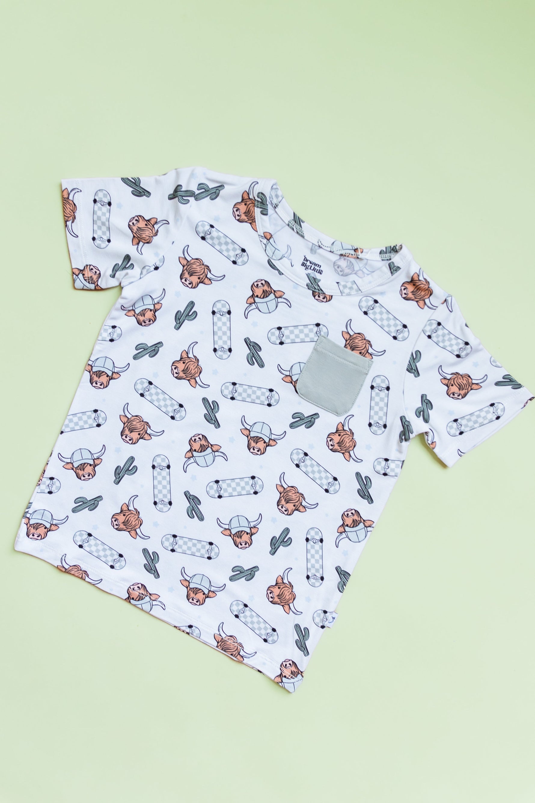 DREAM BIG LITTLE CO EXCLUSIVE MOO - VING FAST DREAM POCKET TEEEveretts Place