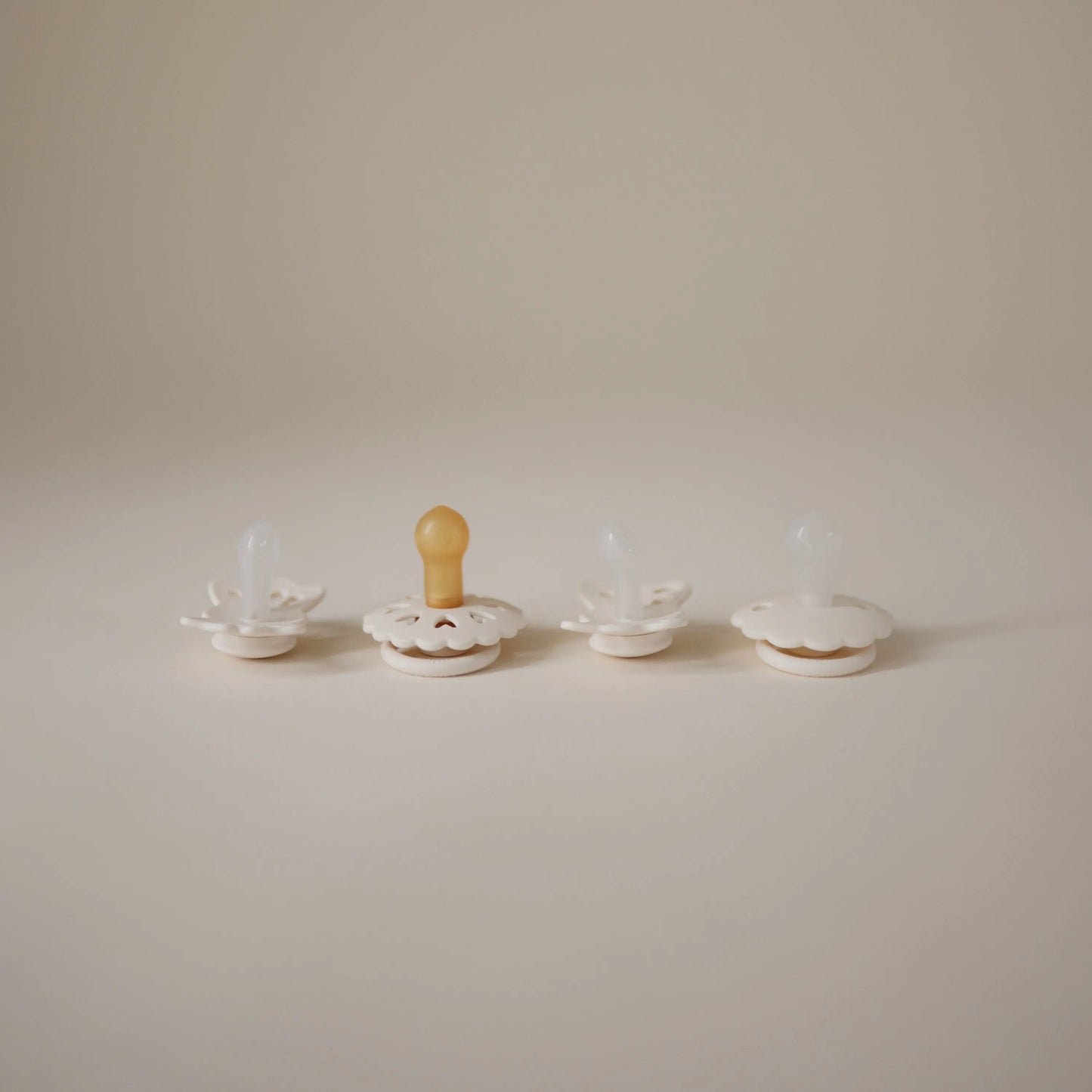 Frigg Baby's First Pacifier Floral Heart Cream 4 Pack Mushie
