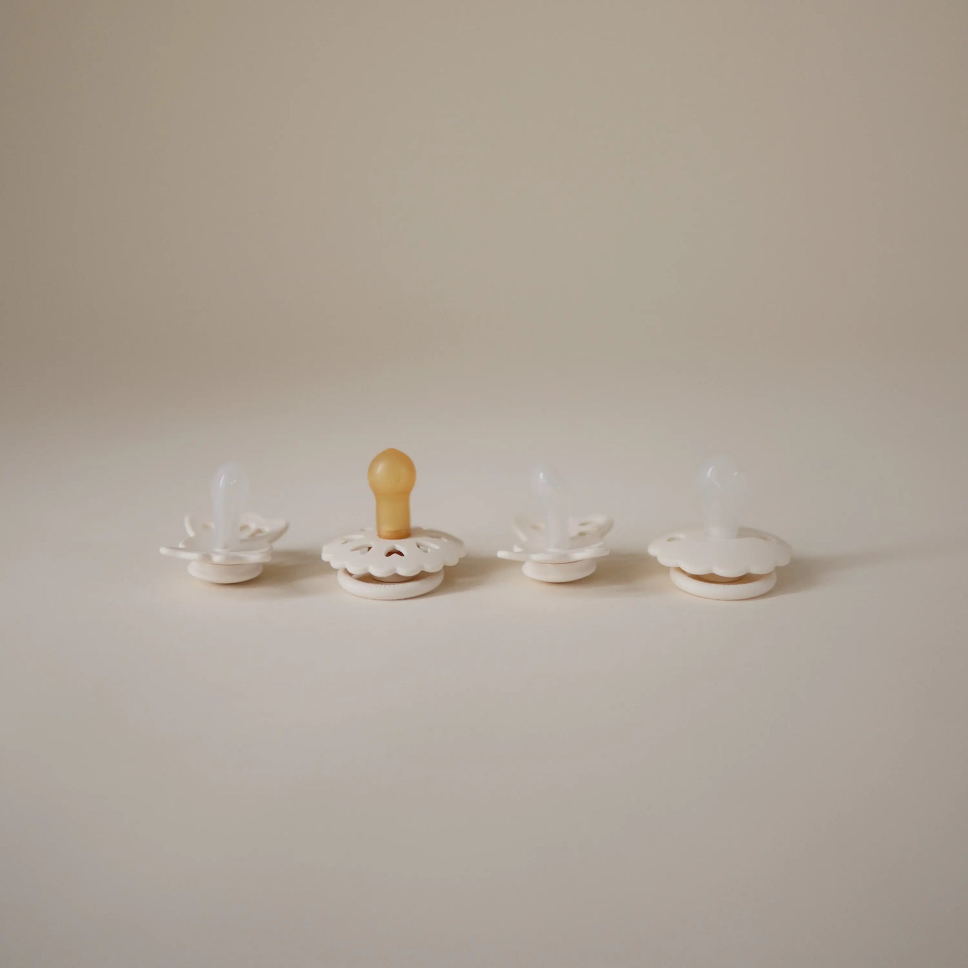 Frigg Baby's First Pacifier Floral Heart Cream 4 Pack Mushie