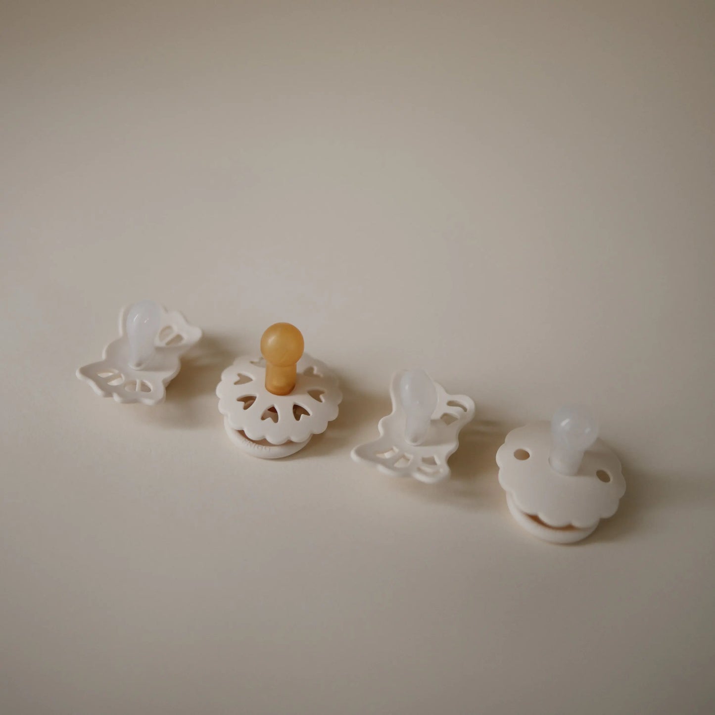 Frigg Baby's First Pacifier Floral Heart Cream 4 Pack Mushie