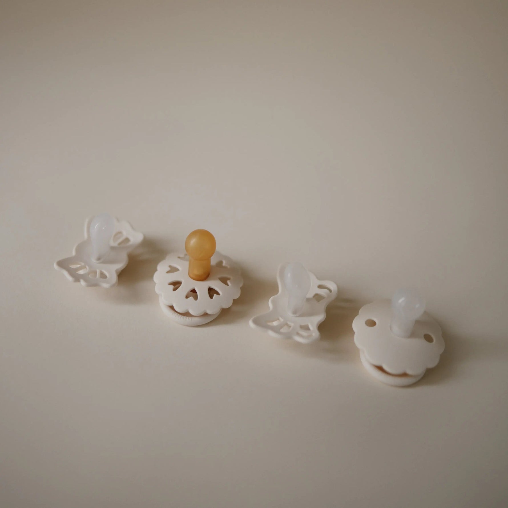 Mushie FRIGG Baby's First Pacifier Floral Heart (Cream) 4-Pack -